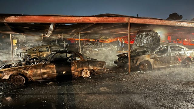 Incendio en Houston destruye 30 vehículos, incluyendo uno de alto valor: Investigación en curso